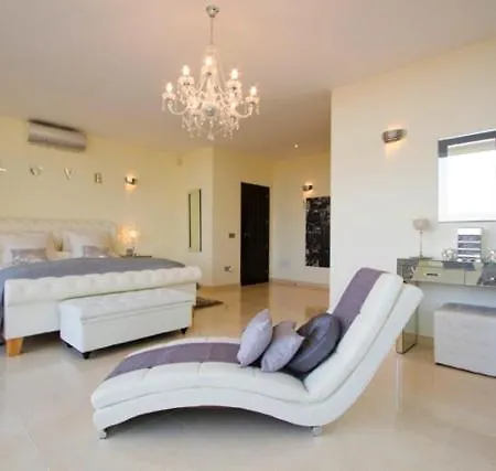 Vila In Puerto Del Carmen Sleeps 8 With Pool And Air Con *