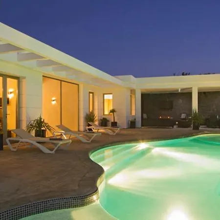 In Puerto Del Carmen Sleeps 8 With Pool And Air Con Вілла *